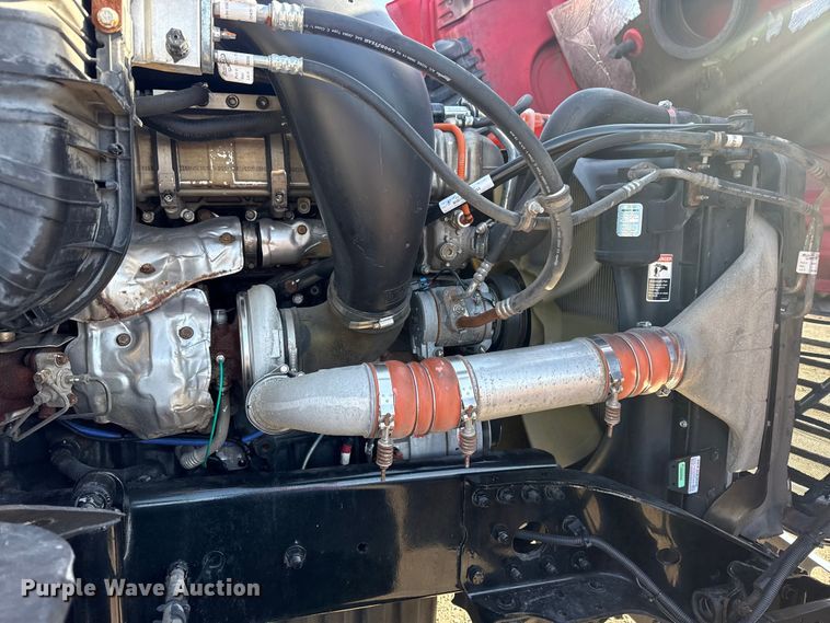 image for item EG8886 2015 Freightliner Cascadia 125 semi truck