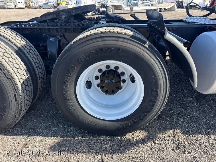 image for item EG8886 2015 Freightliner Cascadia 125 semi truck