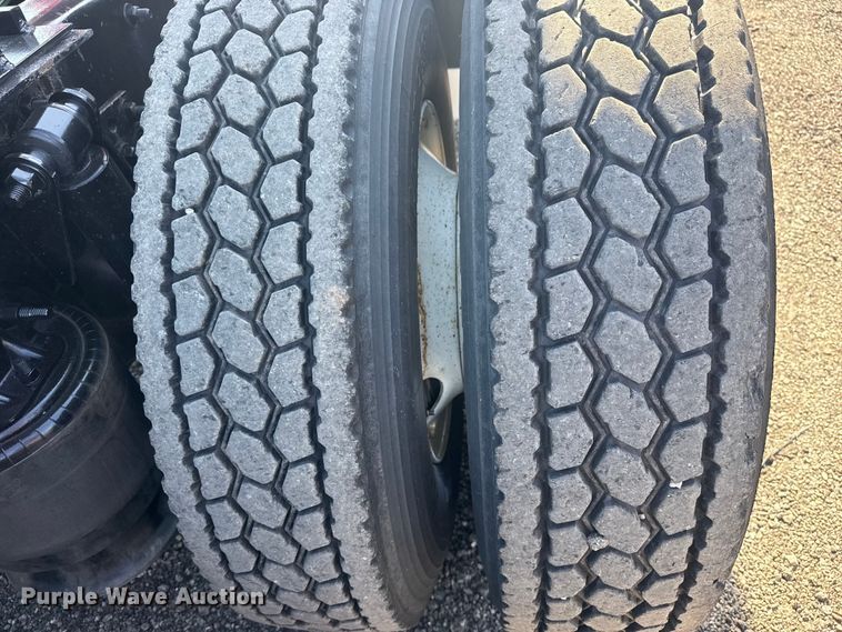 image for item EG8886 2015 Freightliner Cascadia 125 semi truck