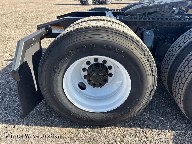 image for item EG8886 2015 Freightliner Cascadia 125 semi truck