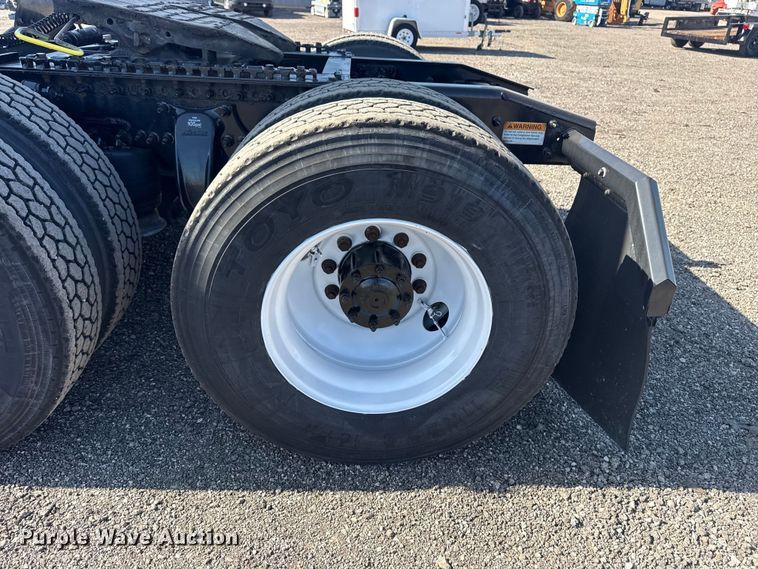 image for item EG8886 2015 Freightliner Cascadia 125 semi truck