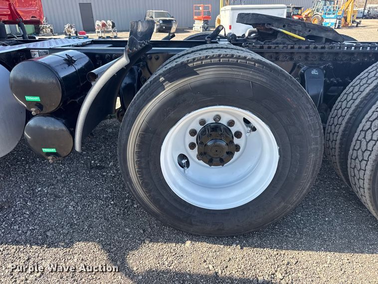 image for item EG8886 2015 Freightliner Cascadia 125 semi truck