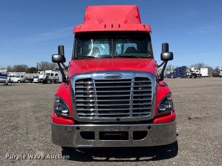 image for item EG8889 2015 Freightliner Cascadia semi truck