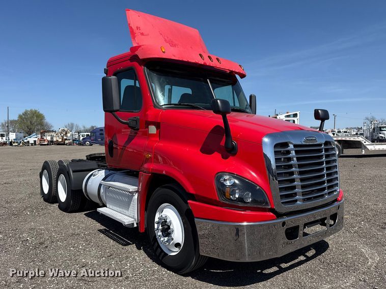 image for item EG8889 2015 Freightliner Cascadia semi truck