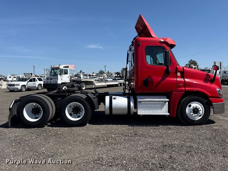 image for item EG8889 2015 Freightliner Cascadia semi truck