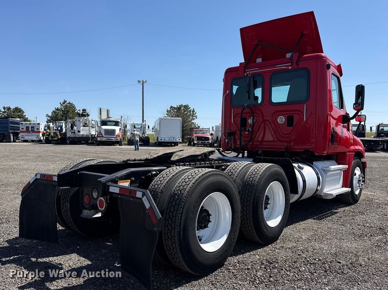 image for item EG8889 2015 Freightliner Cascadia semi truck