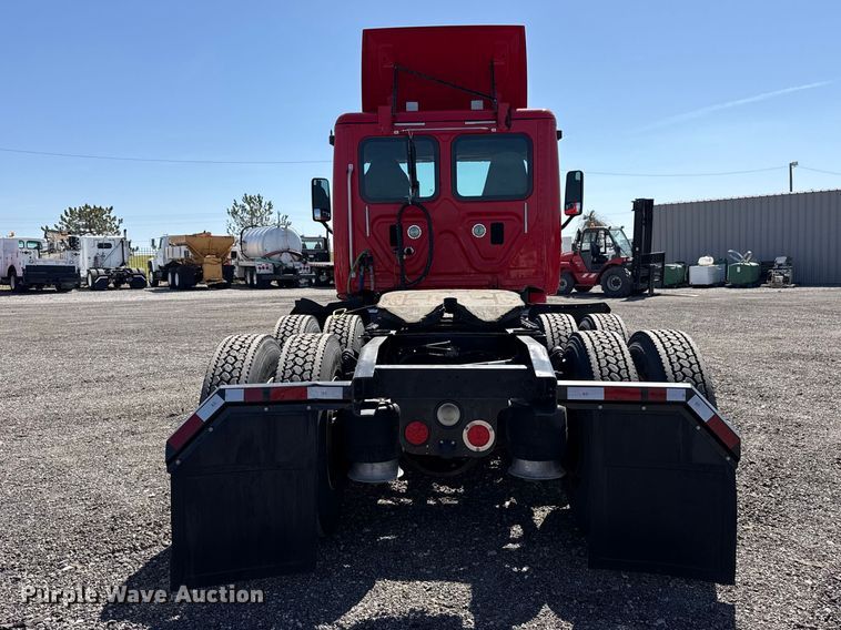 image for item EG8889 2015 Freightliner Cascadia semi truck