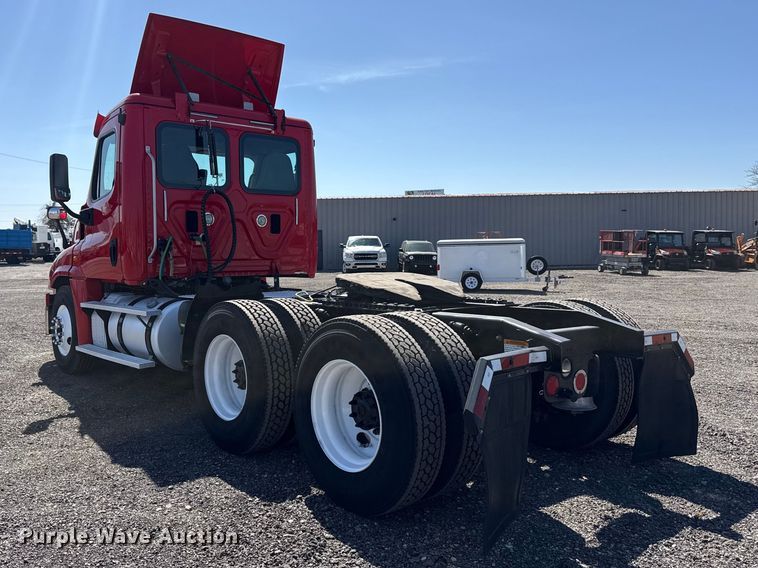 image for item EG8889 2015 Freightliner Cascadia semi truck