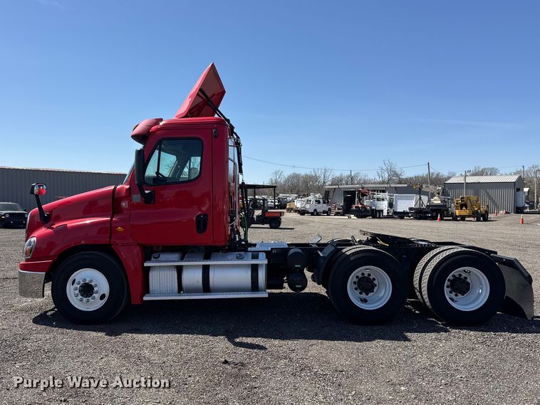 image for item EG8889 2015 Freightliner Cascadia semi truck