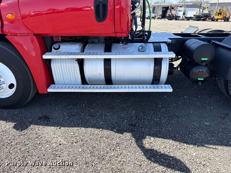 image for item EG8889 2015 Freightliner Cascadia semi truck