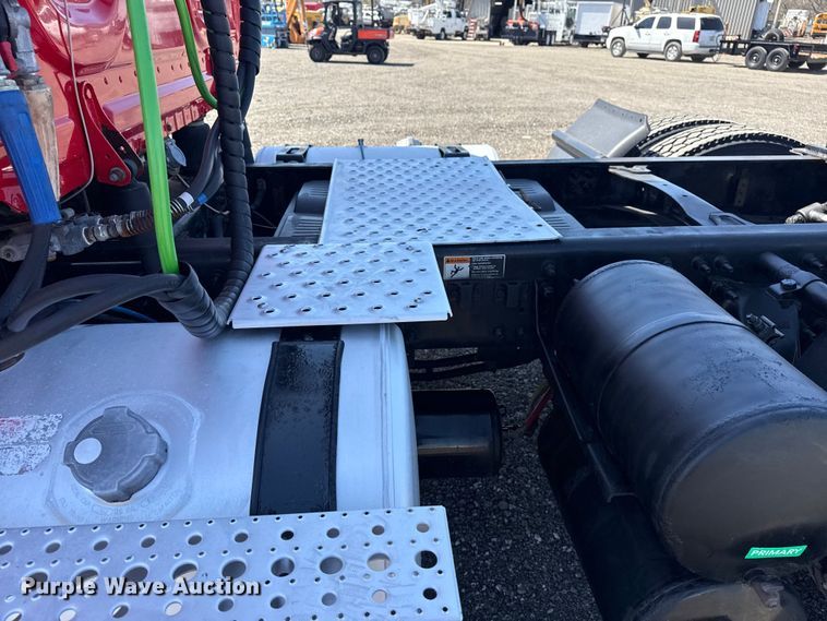 image for item EG8889 2015 Freightliner Cascadia semi truck