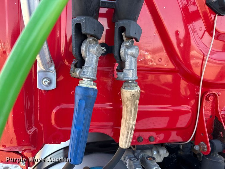 image for item EG8889 2015 Freightliner Cascadia semi truck