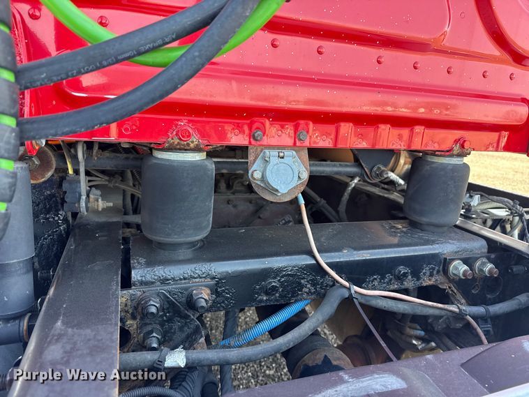 image for item EG8889 2015 Freightliner Cascadia semi truck