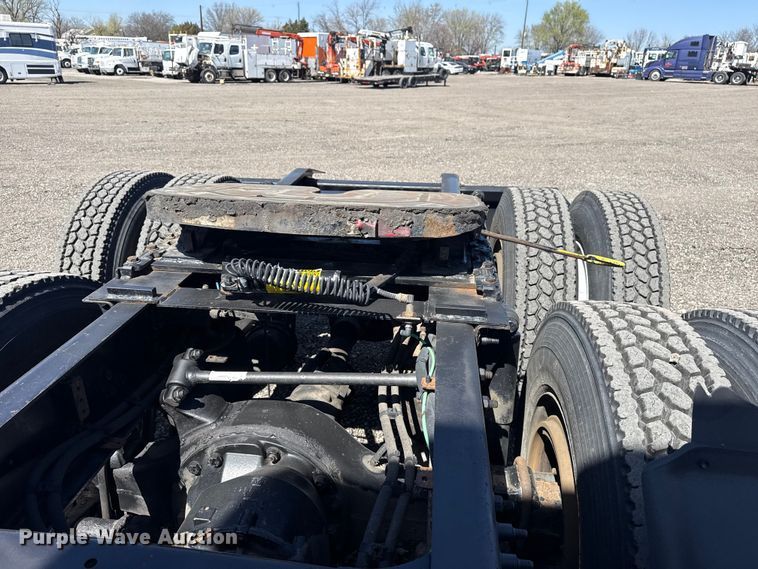 image for item EG8889 2015 Freightliner Cascadia semi truck