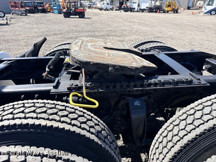 image for item EG8889 2015 Freightliner Cascadia semi truck