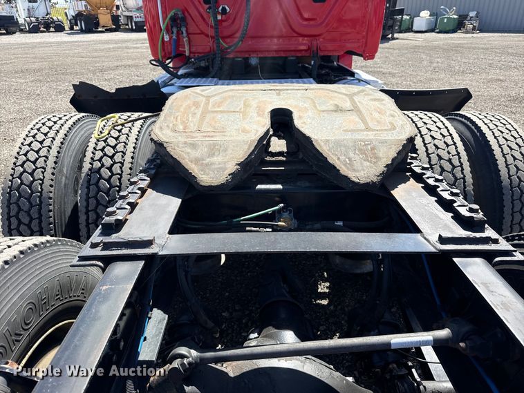 image for item EG8889 2015 Freightliner Cascadia semi truck