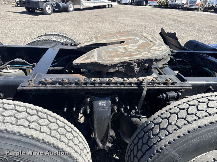 image for item EG8889 2015 Freightliner Cascadia semi truck