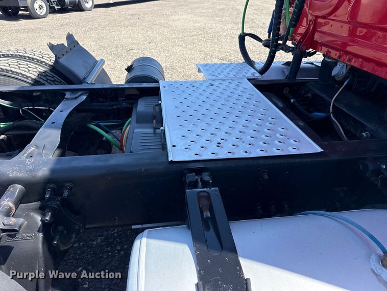 image for item EG8889 2015 Freightliner Cascadia semi truck