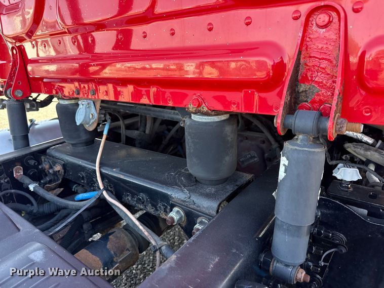 image for item EG8889 2015 Freightliner Cascadia semi truck