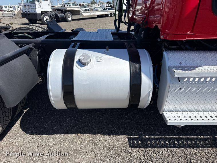 image for item EG8889 2015 Freightliner Cascadia semi truck