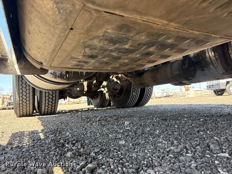 image for item EG8889 2015 Freightliner Cascadia semi truck