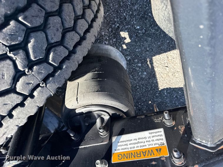 image for item EG8889 2015 Freightliner Cascadia semi truck