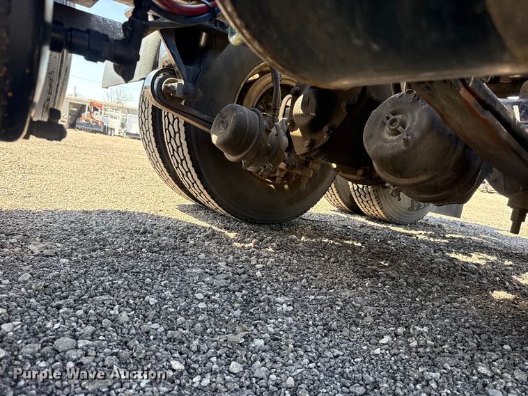 image for item EG8889 2015 Freightliner Cascadia semi truck