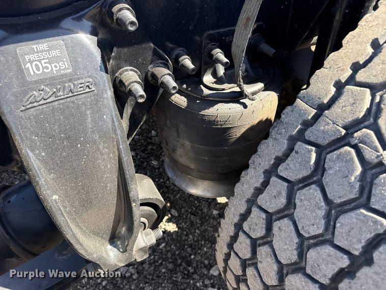 image for item EG8889 2015 Freightliner Cascadia semi truck