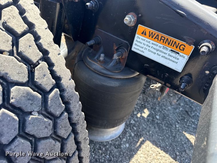 image for item EG8889 2015 Freightliner Cascadia semi truck