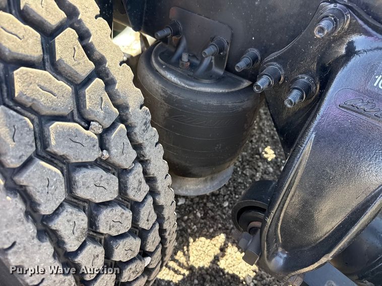 image for item EG8889 2015 Freightliner Cascadia semi truck