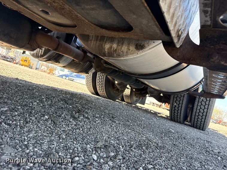 image for item EG8889 2015 Freightliner Cascadia semi truck