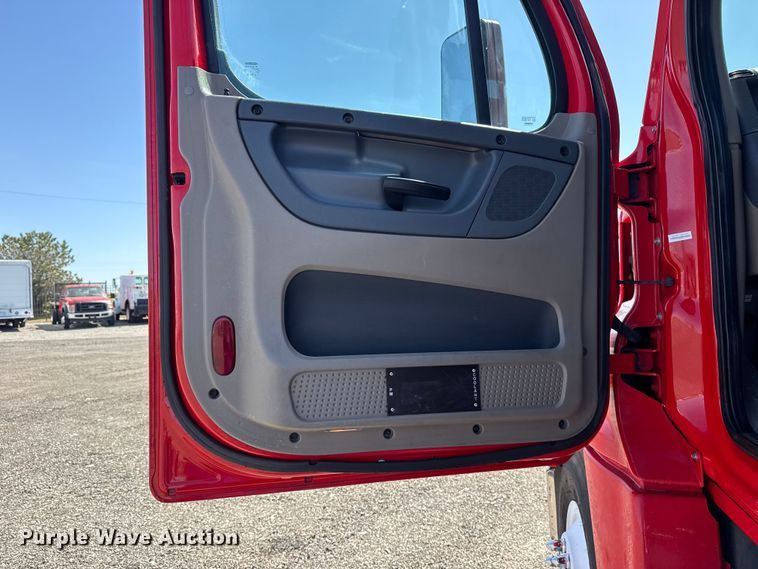 image for item EG8889 2015 Freightliner Cascadia semi truck