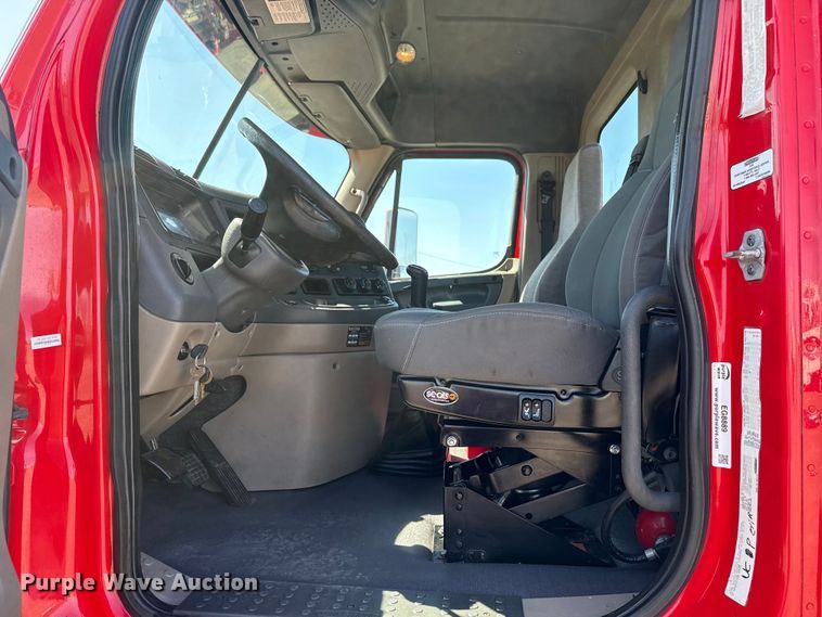 image for item EG8889 2015 Freightliner Cascadia semi truck