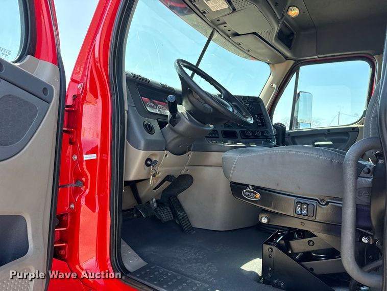 image for item EG8889 2015 Freightliner Cascadia semi truck