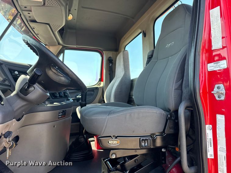 image for item EG8889 2015 Freightliner Cascadia semi truck