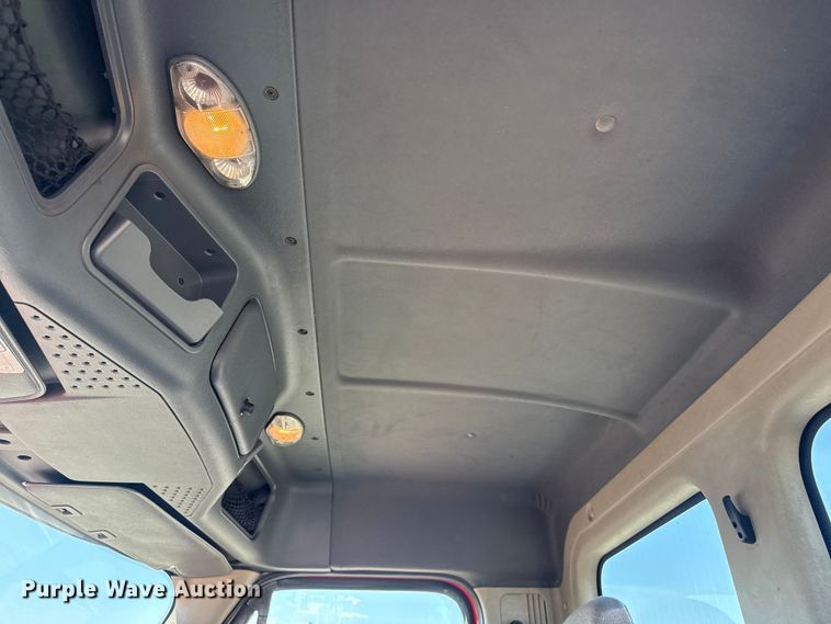 image for item EG8889 2015 Freightliner Cascadia semi truck