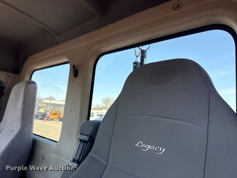 image for item EG8889 2015 Freightliner Cascadia semi truck