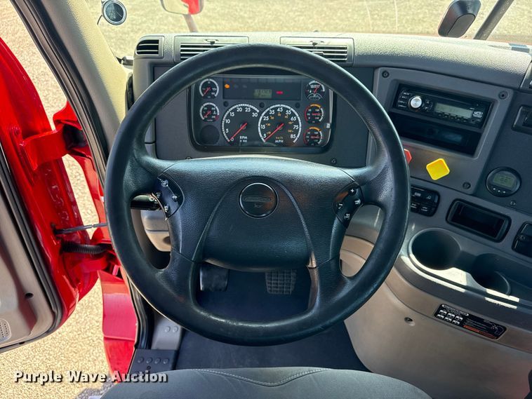 image for item EG8889 2015 Freightliner Cascadia semi truck