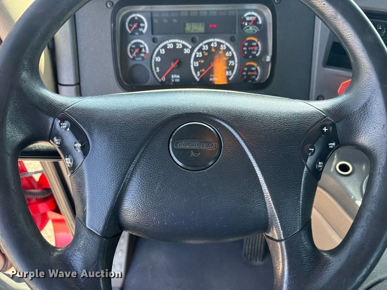 image for item EG8889 2015 Freightliner Cascadia semi truck