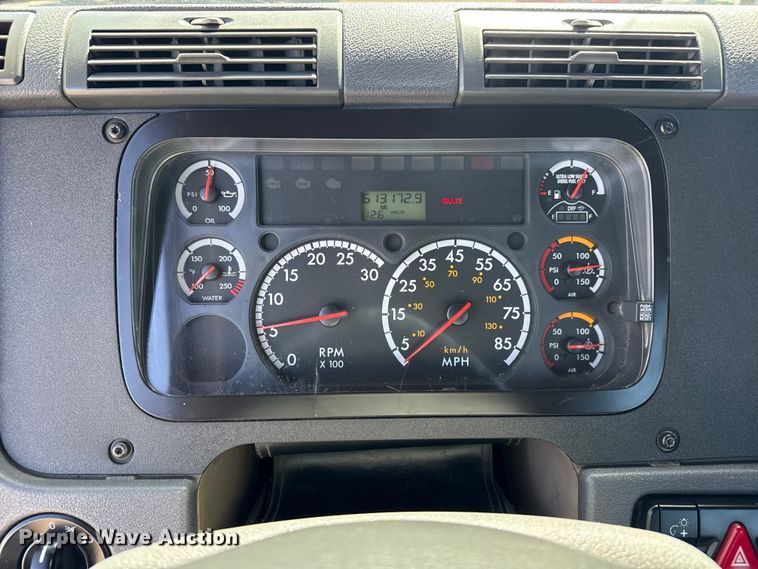 image for item EG8889 2015 Freightliner Cascadia semi truck