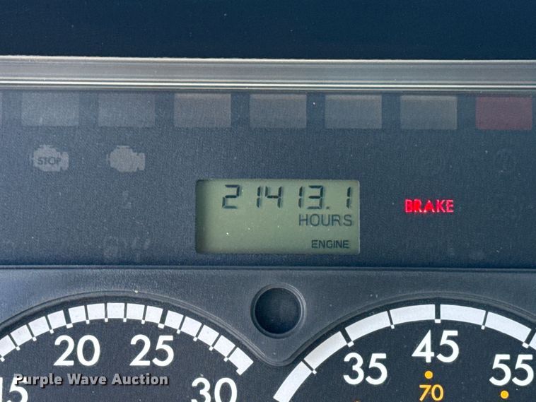 image for item EG8889 2015 Freightliner Cascadia semi truck