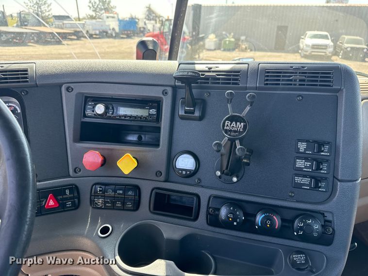 image for item EG8889 2015 Freightliner Cascadia semi truck