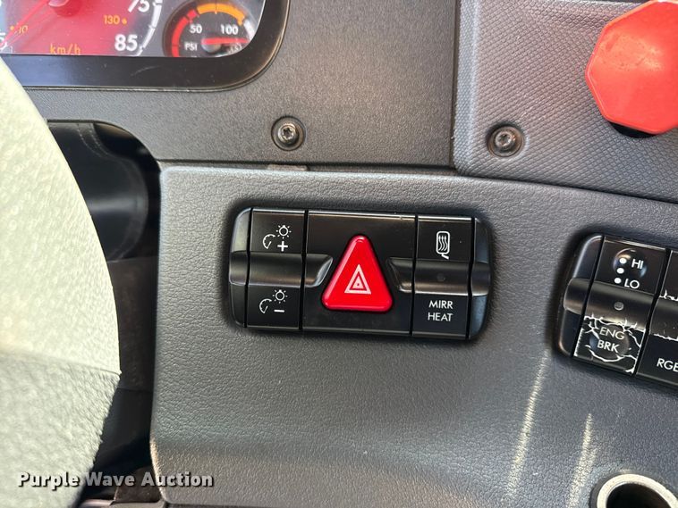 image for item EG8889 2015 Freightliner Cascadia semi truck