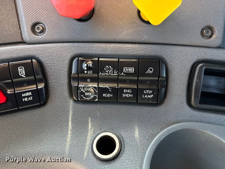 image for item EG8889 2015 Freightliner Cascadia semi truck