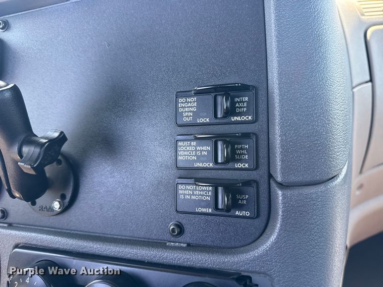 image for item EG8889 2015 Freightliner Cascadia semi truck