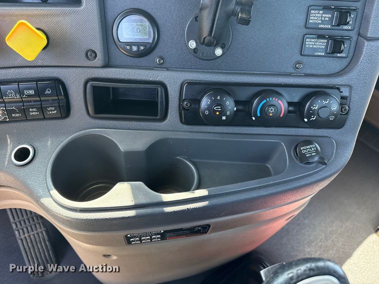 image for item EG8889 2015 Freightliner Cascadia semi truck