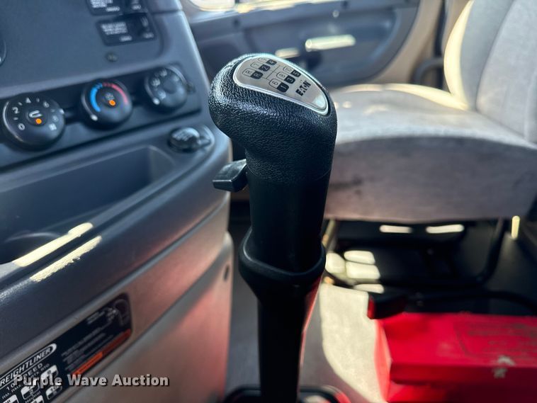 image for item EG8889 2015 Freightliner Cascadia semi truck