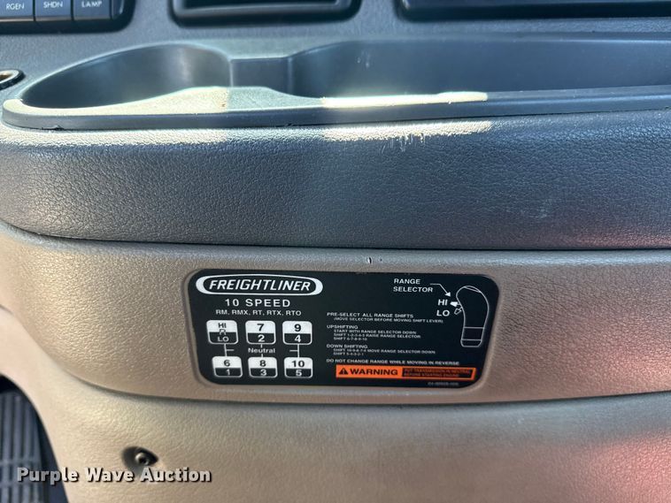 image for item EG8889 2015 Freightliner Cascadia semi truck