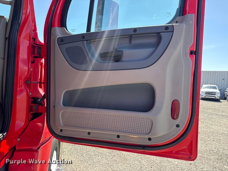 image for item EG8889 2015 Freightliner Cascadia semi truck