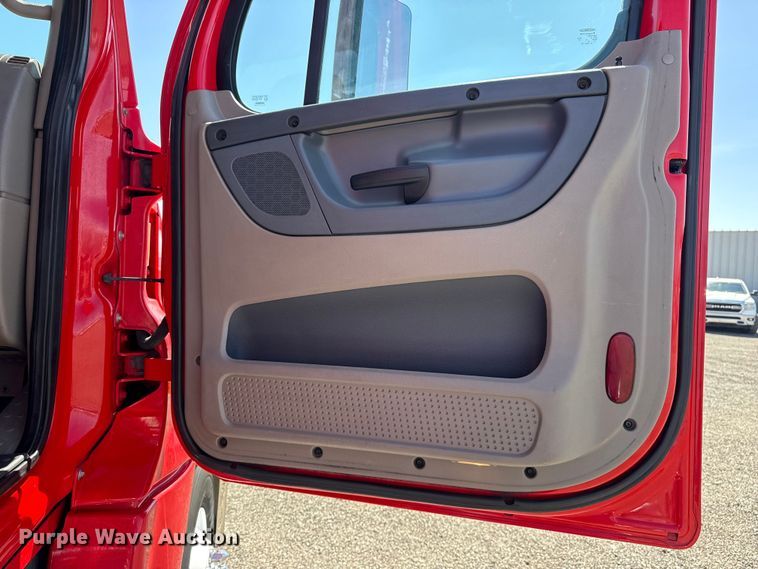 image for item EG8889 2015 Freightliner Cascadia semi truck